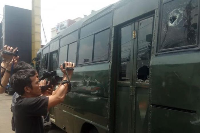 Bus Bobotoh sporter Persib diserang