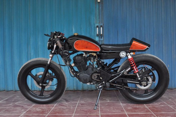 Honda Tiger bergaya cafe racer