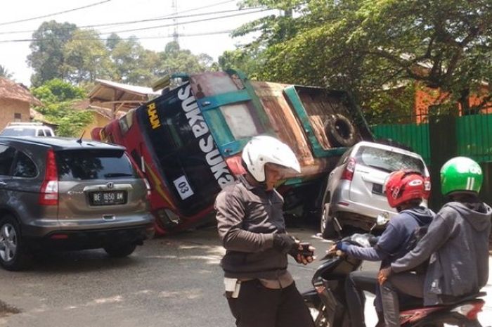 Bus terguling di Lampung