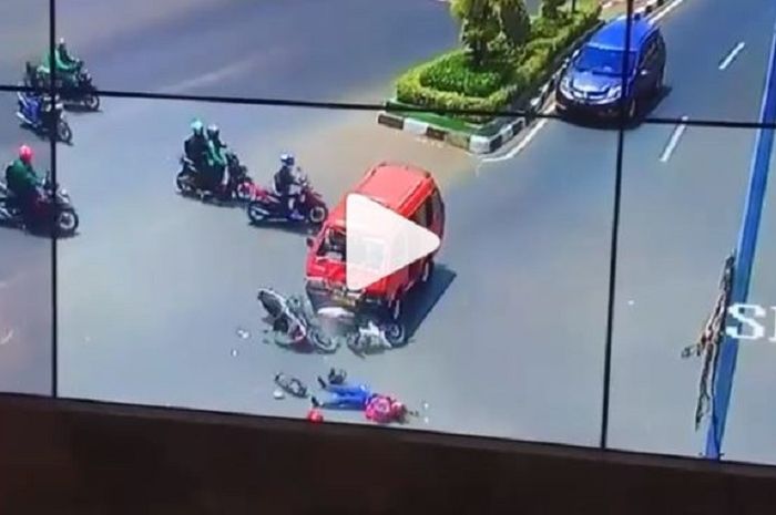 Kecelakaan angkot vs motor di Bekasi