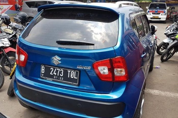 Mobil Suzuki Ignis berkelir biru metalik yang dikendarai wanita berinisial TMN yang sempat menerobos