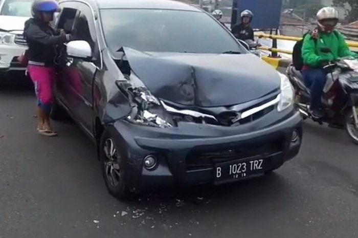 Salah satu mobil yang alami kecelakaan di Fly Over (FO) di Jalan Arif Rahman Hakim (ARH), Beji, Depok
