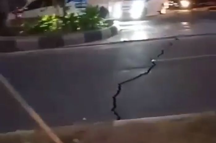 Jalanan retak di Kota Palu pasca gempa