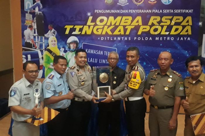 Penyerahan piala lomba RSPA (Road Safety Partnership Action) ke Kasatlantas Polres Metro Bekasi Kota Harry Sulistiadi