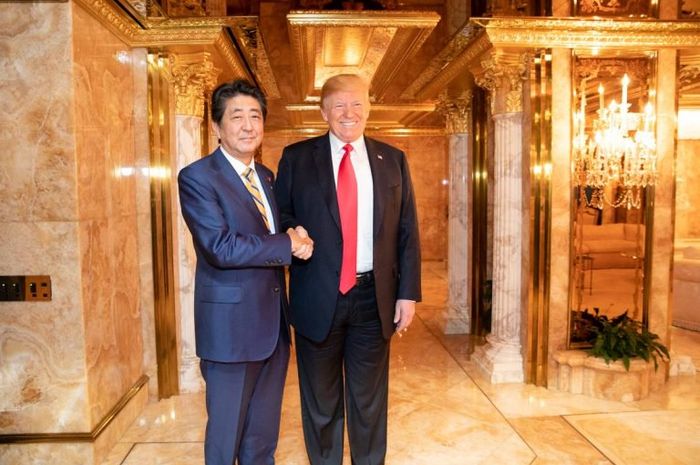 Negosiasi perdagangan antara Perdana Menteri Jepang Shinzo Abe dan Presiden Amerika Serikat Donald Trump