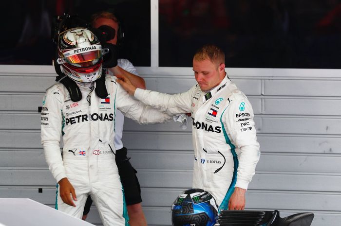 Lewis Hamilton (kiri) juara F1 Rusia setelah 'dikasih' lewat Valtteri Bottas (kanan)