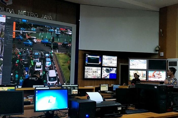 Ilustrasi proses tilang ETLE di Traffic Management Center (TMC) Polda Metro Jaya, Senin (1/10/2018)