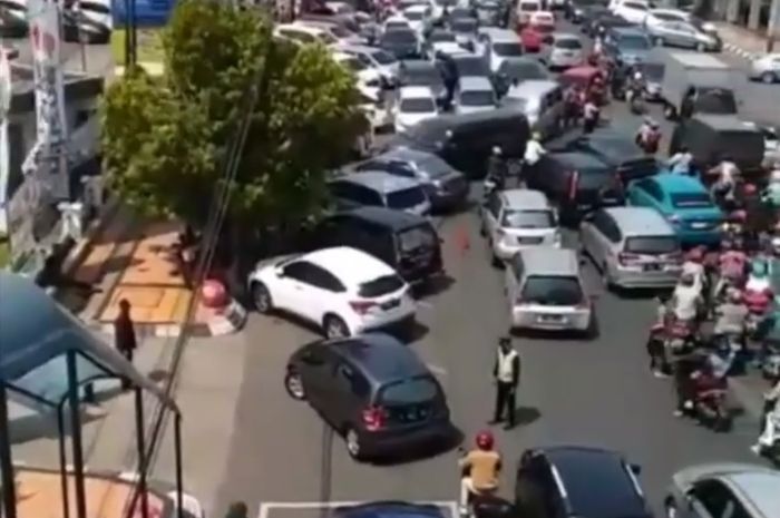 Antrian Pertamax di jalan Pemuda Semarang karena promo Rp 20 ribu untuk 20 liter