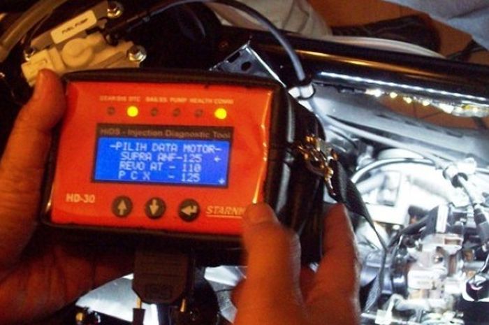 Ilustrasi alat diagnostic tools motor injeksi