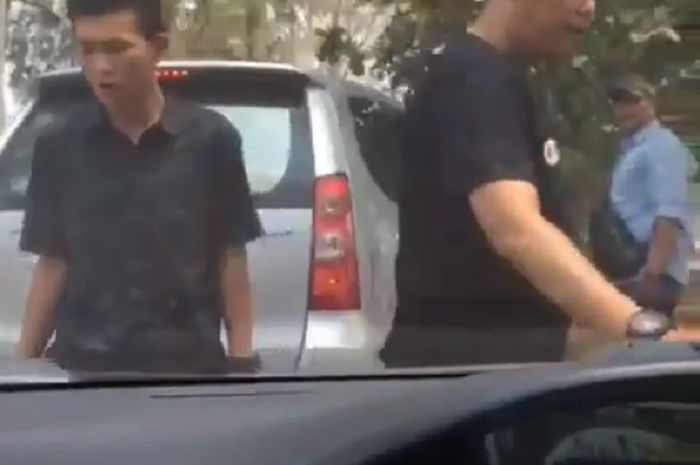 Debt Colellector kepung pengendara mobil