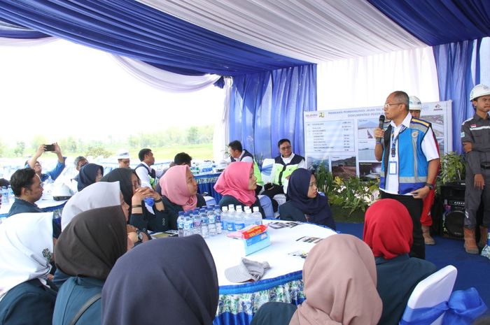 Pihak Jasa Marga saat menjelaskan fungsi dan peran jalan tol di hadapan 41 mahasiswa/i dari Institut Teknologi Sepuluh Nopember (ITS), Surabaya dan Universitas Brawijaya (Unibraw) Malang, Jawa Timur.