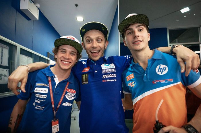 Valentino Rossi, pemilik dan mentor akademi balap VR46, didampingi Marco Bezzecchi (kiri) dan Lorenzo Baldassarri (kanan)