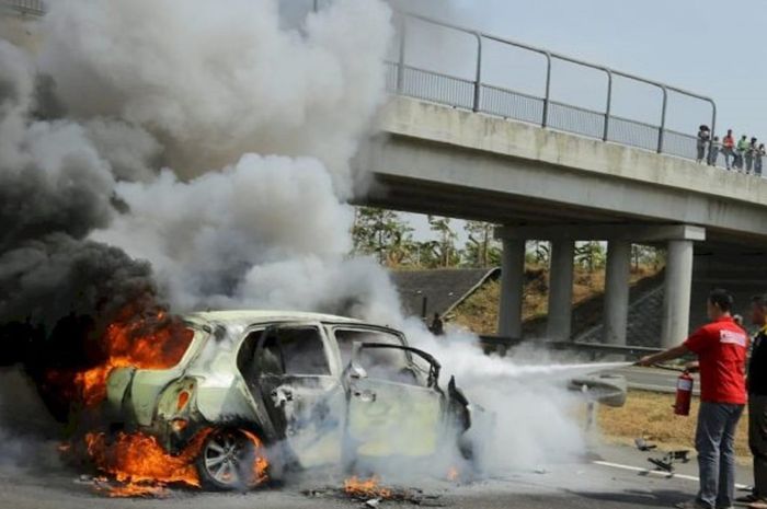 Toyota Yaris habis terbakar