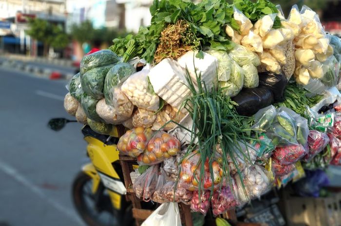 Enggak tanggung-tanggung, segini beban tukang sayur bermotor sekali jalan