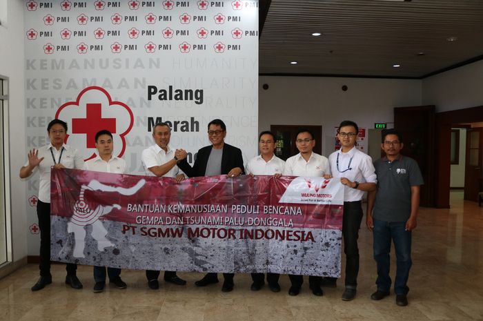 Bambang Sumitro dan Shen Yulin mewakili jajaran direksi, perwakilan karyawan Wuling Motors 