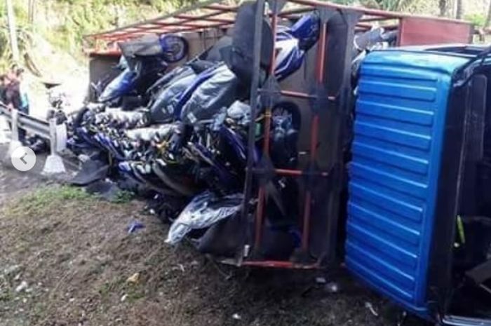 Truk pengangkut Yamaha Aerox terguling, puluhan motor rusak parah.