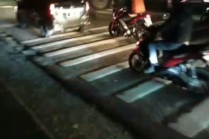 Keberadaan garis kejut di Jalan Raya Bogor KM 51 dikeluhkan pemotor.