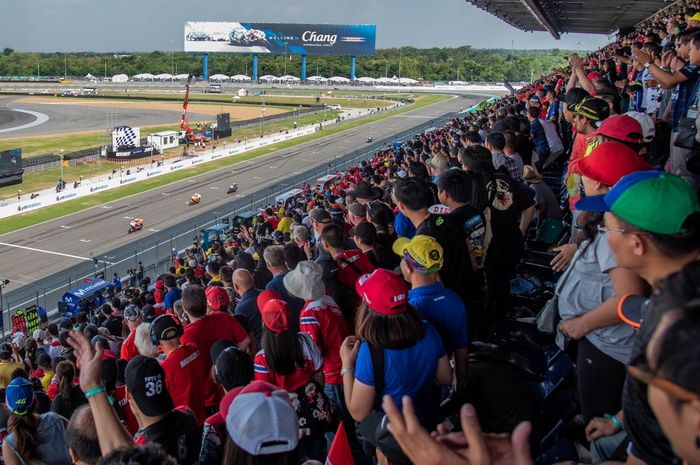 Penonton memadati tribun utama sirkuit Chang untuk menyaksikan gelaran MotoGP Thailand yang pertama 