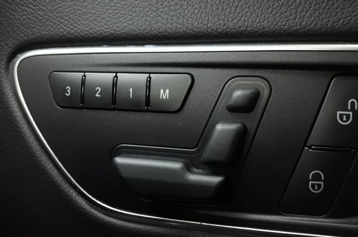 Jok Elektris dan Memory Seat di Mercedes-Benz CLA 200