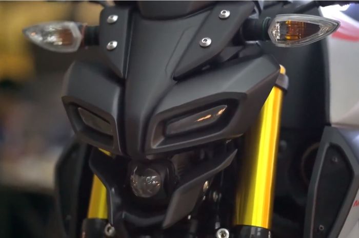Detail headlamp Yamaha MT-15