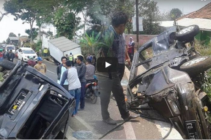 Kecelakaan di Cijamil Bandung, melibatkan banyak kendaraan yang hancur.