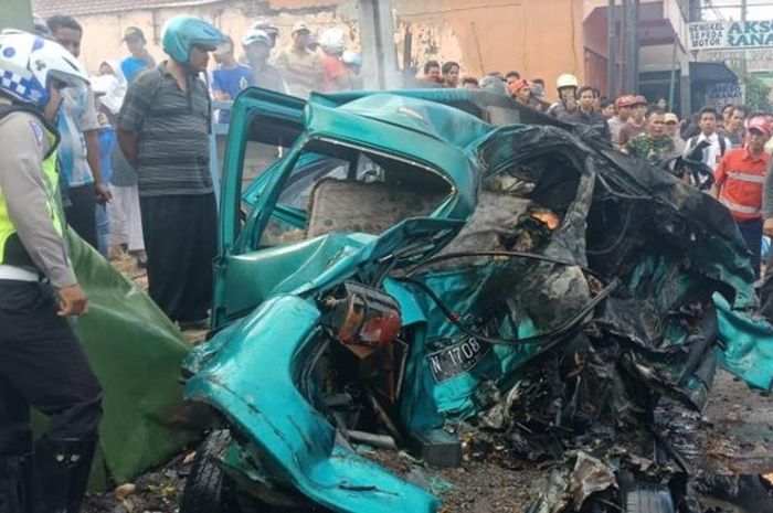 Kondisi mobil Daihatsu Espass yang hancur setelah dijepit dua truk dari depan dan belakang dalam kecelakaan maut di Gempol, Pasuruan. 