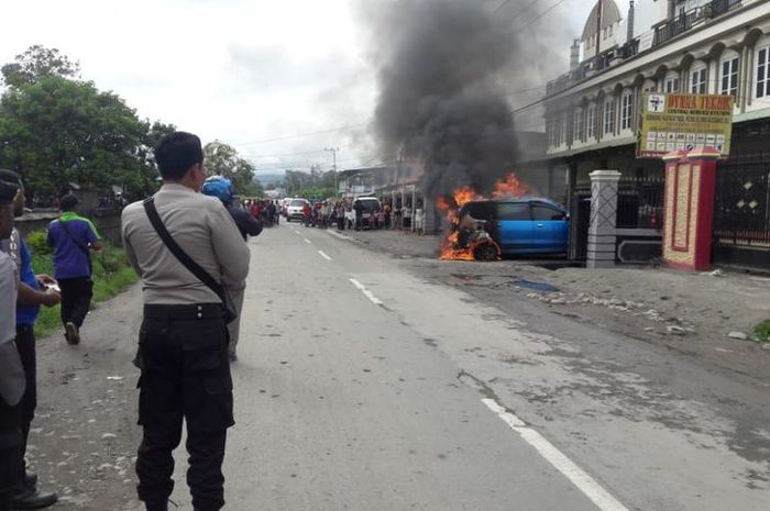 Kondisi mobil Toyota Avanza yang terbakar di Wamena, Papua
