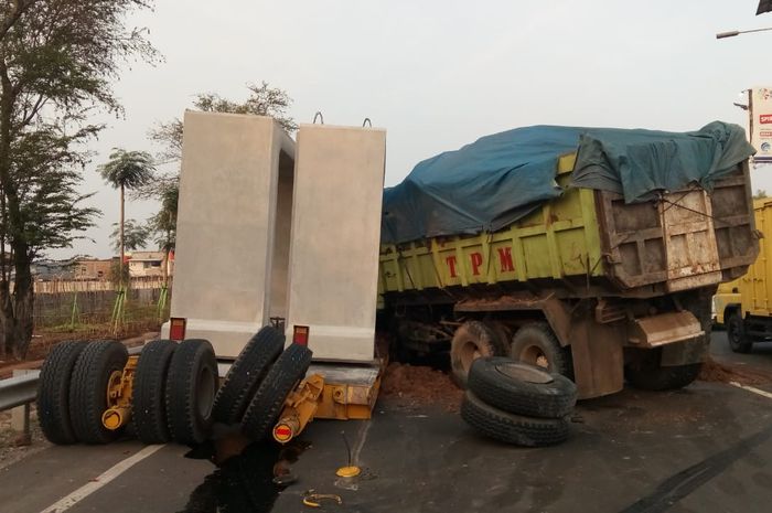   dump truck bernomor polisi B 9409 TYU menabrak truk trailer bernomor polisi B 9098 UIY di Jalan Tol Prof. Dr. Ir. Sedyatmo arah Bandar Udara Soekarno-Hatta.