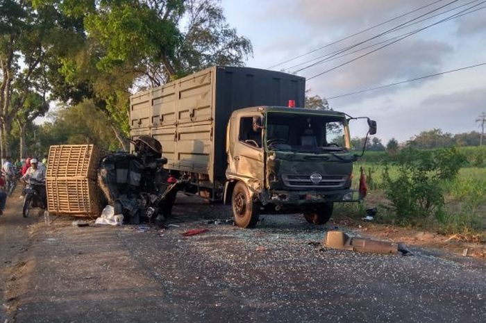 Truk PT Pindad mengalami tabrakan dengan pikap pembawa bebek