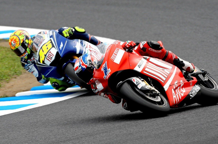 Valentino Rossi (Yamaha) dan Casey Stoner (Ducati) saat bersaing di MotoGP musim 2008