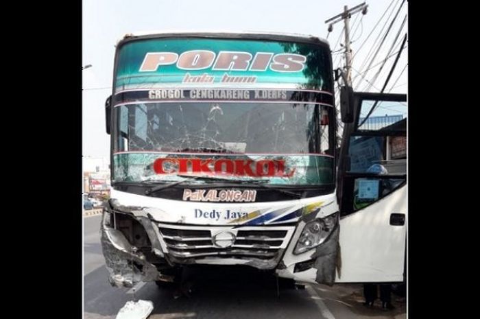 Kendaraan yang menjadi korban tabrakan beruntun akibat rem blong Bus Dedy Jaya di Jalan Raya Serpong, Serpong Utara, Tangerang Selatan, Rabu (17/10/2018).