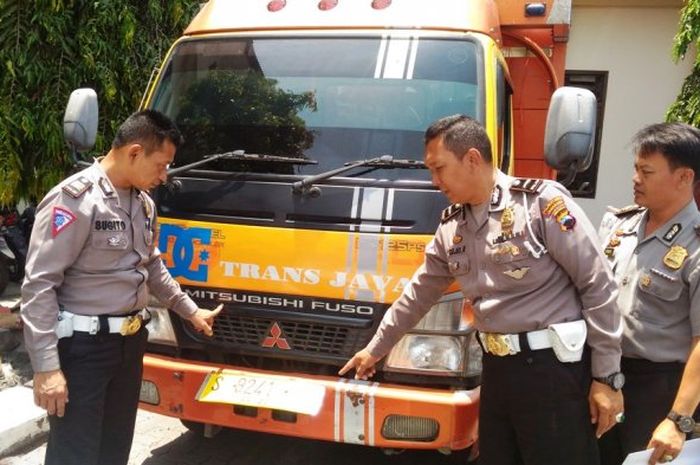 Polisi menunjukkan truk yang menewaskan anggotanya di Semarang