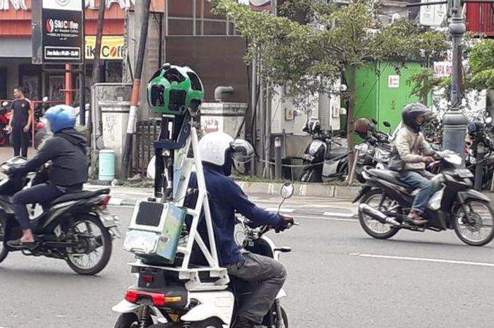 Operator Google Trekker pakai motor listrik di Bandung