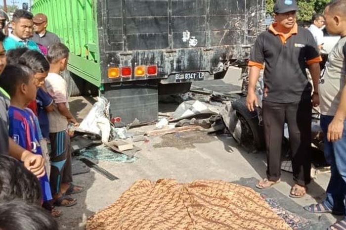 Kecelakaan antara Daihatsu Xenia lawan truk mogok di Aceh