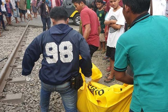 Evakuasi korban meninggal Pajero Sport yang dihantam kereta api di Surabaya