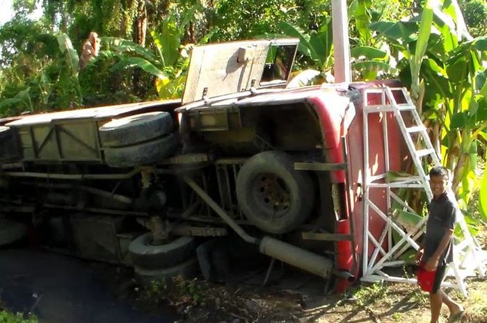 Bus Garuda terjun ke parit saat menghindari pohon tumbang di jalan trans sulawesi desa mario, kecamatan ponrang, kabupaten luwu