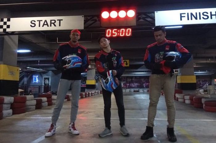 Pembalap muda Indonesia, Keanon Santoso (tengah) saat akan bermain Go Kart di Hartono Trade Center, Sukoharjo, Senin (22/10/2018) 