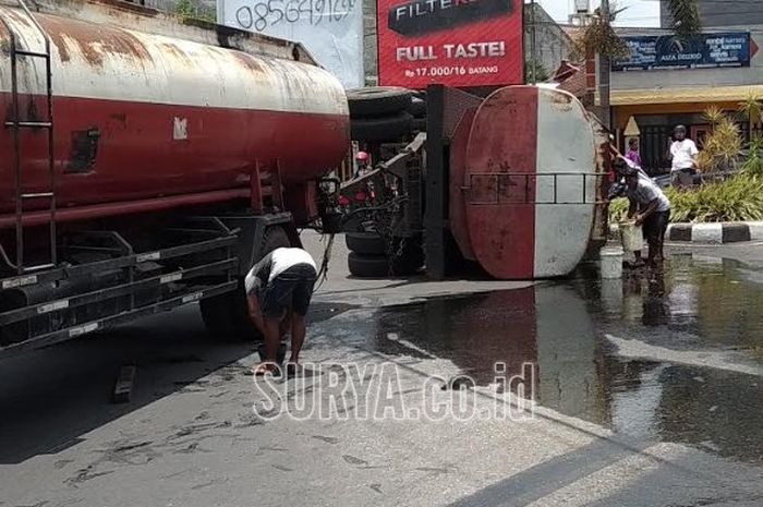 Truk bermuatan minyak goreng terguling 