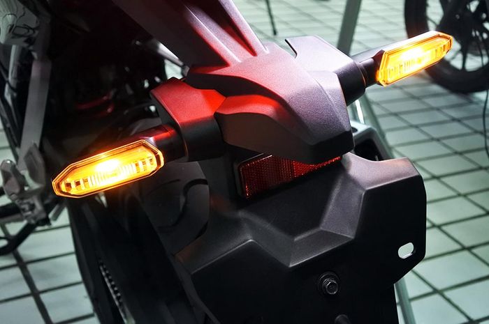  Lampu sein motor jangan dinyalakan tiba-tiba saat mau belok, segini jarak idelanya.