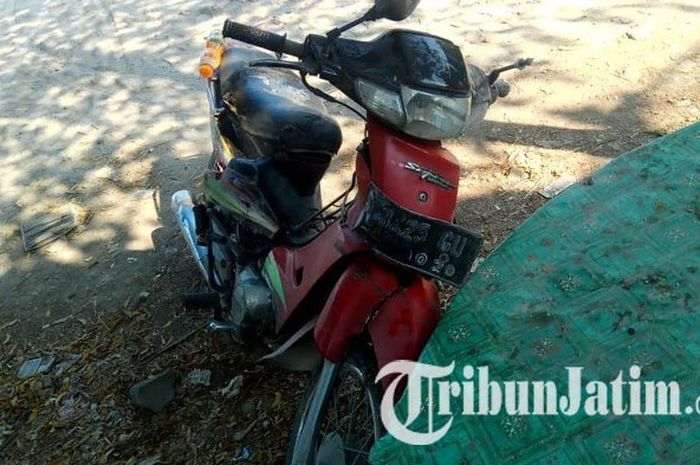 Kecelakaan yang melibatkan sepeda motor dan truk trailer di Tuban