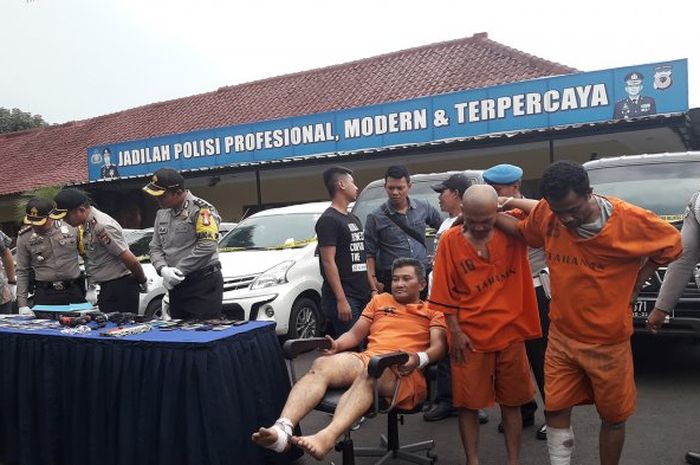 Tiga pelaku pencurian mobil saat dihadirkan di Mapolres Cimahi