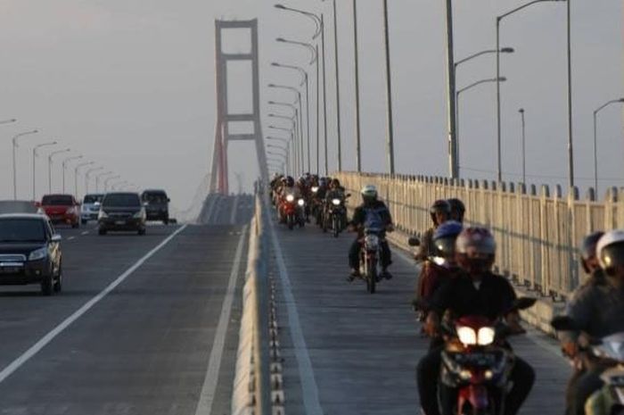 Motor melintas Jembatan tol Suramadu di jalur khusus