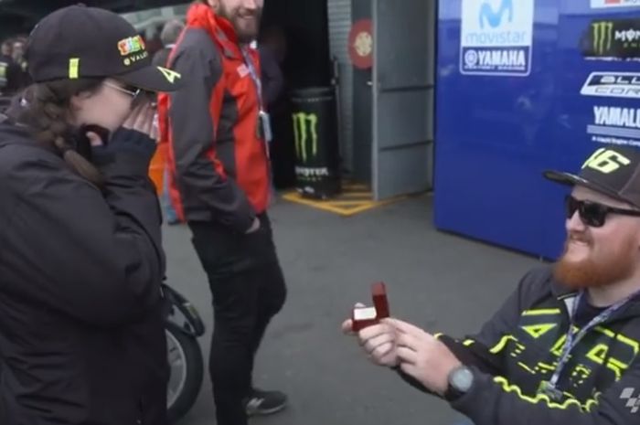 Seorang pria fans Valentino Rossi melamar pacarnya saat ada di sirkuit Philip Island, MotoGP Australia