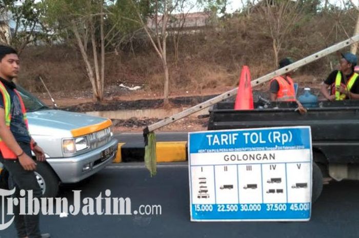 Papan informasi tarif kendaraan tol di Jembatan Suramadu dicopot