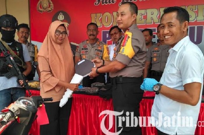 Motor korban pembegalan diserahkan kembali ke pemiliknya oleh Kapolres Tuban, Jatim.