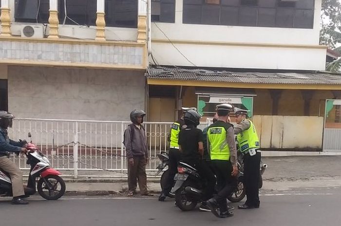 Polisi mengepung Yamaha Mio yang terobos barikade Operasi Zebra 2018