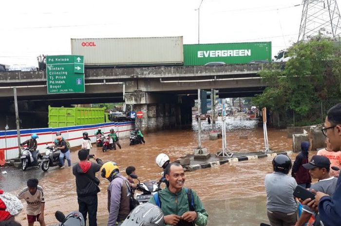 Banjir di kolong Tol JORR Jalan KH.Noer Ali, Bekasi Barat, Kota Bekasi