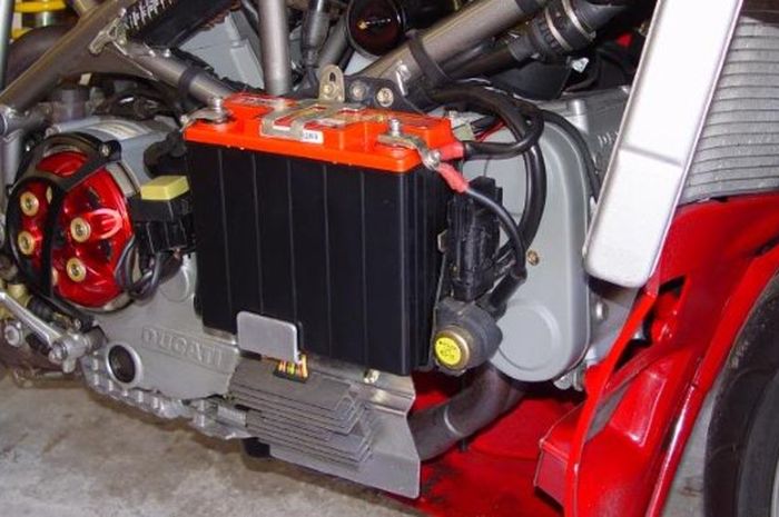 Ilustrasi letak posisi aki di motor Ducati