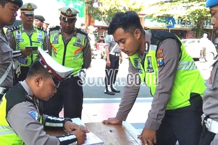 Anggota Satlantas menilang polisi yang tidak membawa STNK saat menggelar razia di Mapolres Blitar Kota