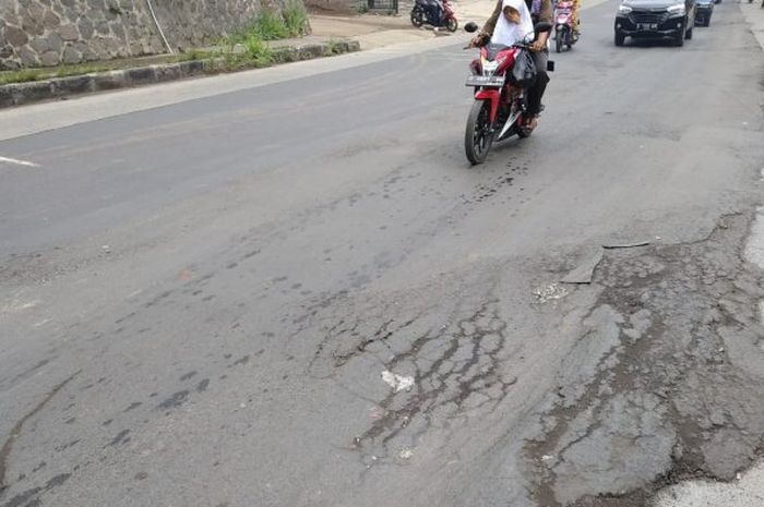 Jalan rusak di rute Bandung-Cirebon